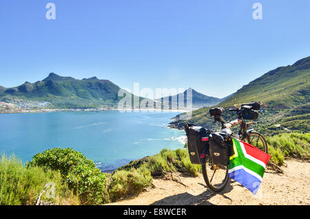 Radeln Sie auf Tournee in die dramatische Landschaft der Hout Bayand Chapmans Peak Drive, Halbinsel Cape Town, Südafrika Stockfoto