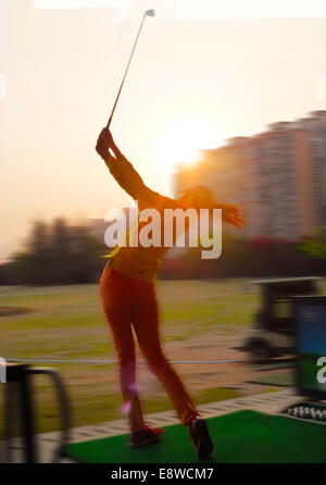 Eine Frau spielt golf Stockfoto