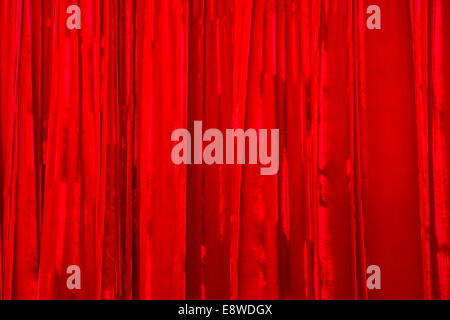 Roter Vorhang. Detailansicht der rote Vorhang vor der Szene Stockfoto