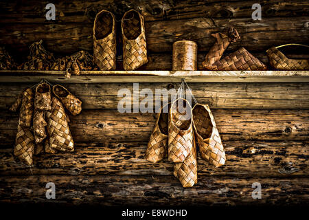 Bast Bast-Schuhe zu verkaufen. Alle Größen sind vorhanden, darunter diejenigen für Zwerge und Elfen Stockfoto