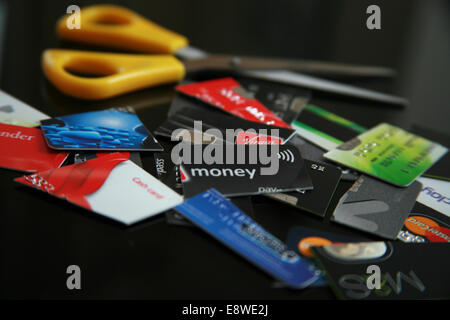 Kreditkarten in Stücke geschnitten Stockfoto