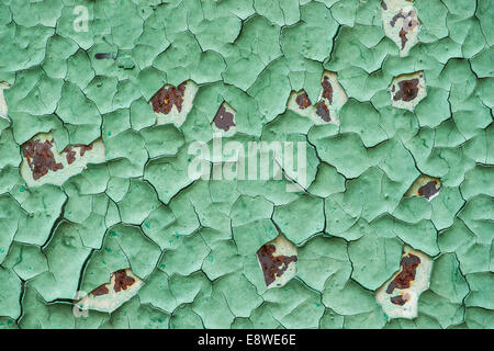 Gebrochene Lackoberfläche. Alten Metalloberfläche mit grüner Farbe bemalt. Gebrochene Farbe, Flecken von rostigem Metall Textur Stockfoto