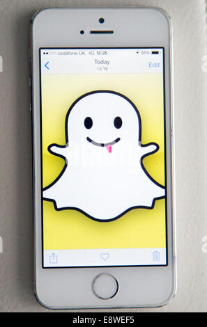 Weißes Iphone 5 s Snapchat app-Logo auf dem Bildschirm Stockfoto