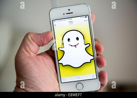 Weißes Iphone 5 s Snapchat app-Logo auf dem Bildschirm Stockfoto