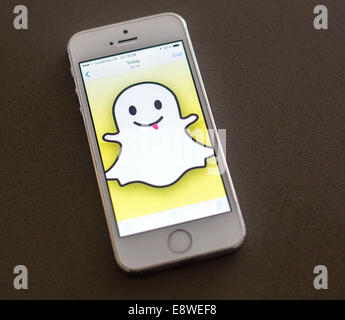 Weißes Iphone 5 s Snapchat app-Logo auf dem Bildschirm Stockfoto