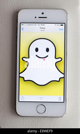 Weißes Iphone 5 s Snapchat app-Logo auf dem Bildschirm Stockfoto