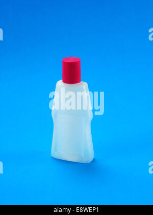 Dispenser Flasche mit roter Kappe Stockfoto