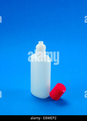Dispenser Flasche mit roter Kappe Stockfoto