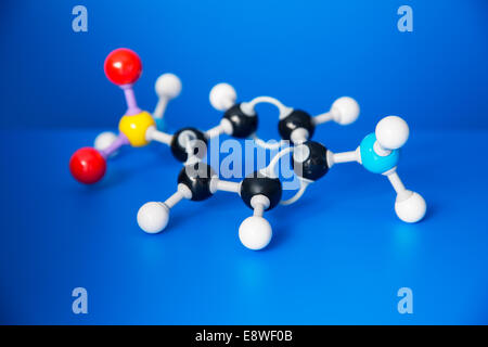 Molekülmodell an blau-Zähler Stockfoto