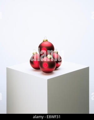 Haufen von Weihnachtsschmuck auf Sockel Stockfoto