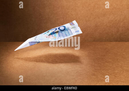 20-Euro-Schein in Papierflieger gefaltet Stockfoto