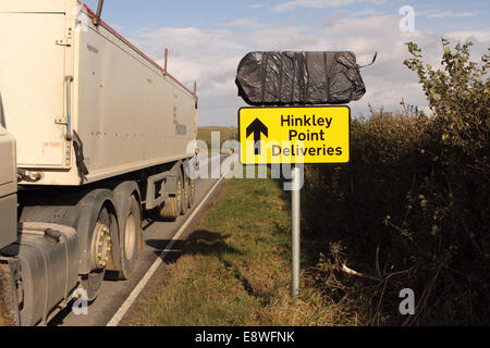 Hinkley Punkt eines großen LKW geht ein Hinkley Point C Lieferung Zeichen - Bau des neuen Kernkraftwerks gewonnen EU app Stockfoto