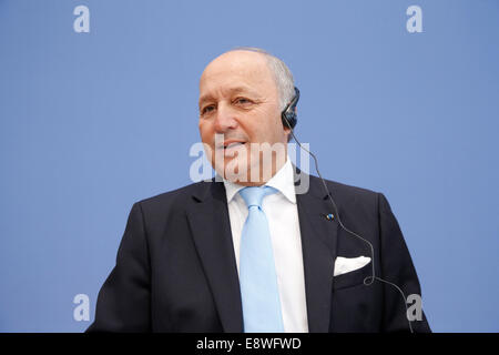 Berlin, Deutschland. 15. Oktober 2014. Laurent Fabius, französischer Minister für auswärtige Angelegenheiten und internationale Entwicklung zu geben, gemeinsam mit dem deutschen Kollegen Frank-Walter Steinmeier während einer gemeinsamen Pressekonferenz Reelizad im Haus der Bundespressekonferenz am 15. Oktober 2014 in Berlin, Deutschland. / Bild: Laurent Fabius, französischer Minister für auswärtige Angelegenheiten und internationalen Entwicklung Credit: Reynaldo Chaib Paganelli/Alamy Live News Stockfoto