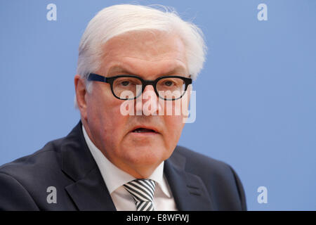 Berlin, Deutschland. 15. Oktober 2014. Laurent Fabius, französischer Minister für auswärtige Angelegenheiten und internationale Entwicklung zu geben, gemeinsam mit dem deutschen Kollegen Frank-Walter Steinmeier während einer gemeinsamen Pressekonferenz Reelizad im Haus der Bundespressekonferenz am 15. Oktober 2014 in Berlin, Deutschland. / Bild: Frank-Walter Steinmeier, Bundesminister des Auswärtigen Credit: Reynaldo Chaib Paganelli/Alamy Live News Stockfoto