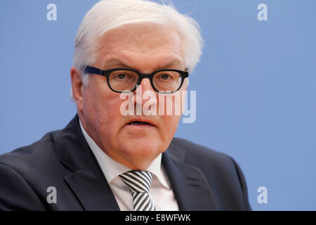 Berlin, Deutschland. 15. Oktober 2014. Laurent Fabius, französischer Minister für auswärtige Angelegenheiten und internationale Entwicklung zu geben, gemeinsam mit dem deutschen Kollegen Frank-Walter Steinmeier während einer gemeinsamen Pressekonferenz Reelizad im Haus der Bundespressekonferenz am 15. Oktober 2014 in Berlin, Deutschland. / Bild: Frank-Walter Steinmeier, Bundesminister des Auswärtigen Credit: Reynaldo Chaib Paganelli/Alamy Live News Stockfoto