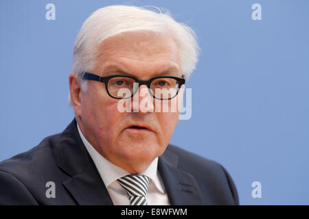 Berlin, Deutschland. 15. Oktober 2014. Laurent Fabius, französischer Minister für auswärtige Angelegenheiten und internationale Entwicklung zu geben, gemeinsam mit dem deutschen Kollegen Frank-Walter Steinmeier während einer gemeinsamen Pressekonferenz Reelizad im Haus der Bundespressekonferenz am 15. Oktober 2014 in Berlin, Deutschland. / Bild: Frank-Walter Steinmeier, Bundesminister des Auswärtigen Credit: Reynaldo Chaib Paganelli/Alamy Live News Stockfoto