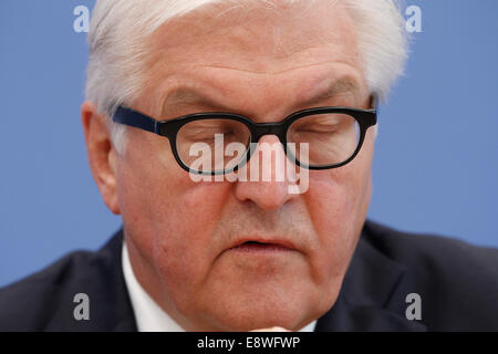 Berlin, Deutschland. 15. Oktober 2014. Laurent Fabius, französischer Minister für auswärtige Angelegenheiten und internationale Entwicklung zu geben, gemeinsam mit dem deutschen Kollegen Frank-Walter Steinmeier während einer gemeinsamen Pressekonferenz Reelizad im Haus der Bundespressekonferenz am 15. Oktober 2014 in Berlin, Deutschland. / Bild: Frank-Walter Steinmeier, Bundesminister des Auswärtigen Credit: Reynaldo Chaib Paganelli/Alamy Live News Stockfoto