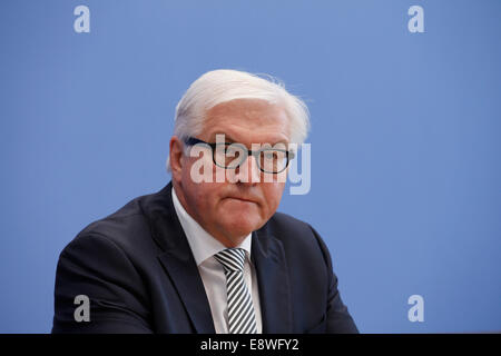 Berlin, Deutschland. 15. Oktober 2014. Laurent Fabius, französischer Minister für auswärtige Angelegenheiten und internationale Entwicklung zu geben, gemeinsam mit dem deutschen Kollegen Frank-Walter Steinmeier während einer gemeinsamen Pressekonferenz Reelizad im Haus der Bundespressekonferenz am 15. Oktober 2014 in Berlin, Deutschland. / Bild: Frank-Walter Steinmeier, Bundesminister des Auswärtigen Credit: Reynaldo Chaib Paganelli/Alamy Live News Stockfoto