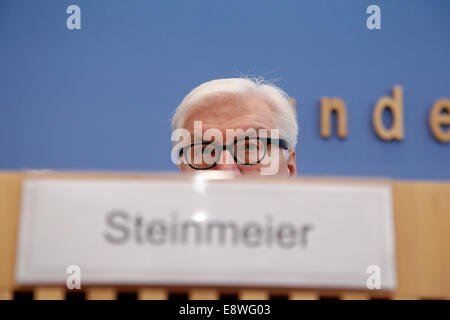 Berlin, Deutschland. 15. Oktober 2014. Laurent Fabius, französischer Minister für auswärtige Angelegenheiten und internationale Entwicklung zu geben, gemeinsam mit dem deutschen Kollegen Frank-Walter Steinmeier während einer gemeinsamen Pressekonferenz Reelizad im Haus der Bundespressekonferenz am 15. Oktober 2014 in Berlin, Deutschland. / Bild: Frank-Walter Steinmeier, Bundesminister des Auswärtigen Credit: Reynaldo Chaib Paganelli/Alamy Live News Stockfoto