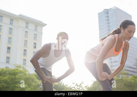 Paar stretching vor dem Training auf Stadtstraße Stockfoto