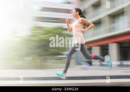 Frau läuft durch die Straßen der Stadt Stockfoto