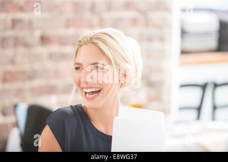 Frau im Büro lachen Stockfoto