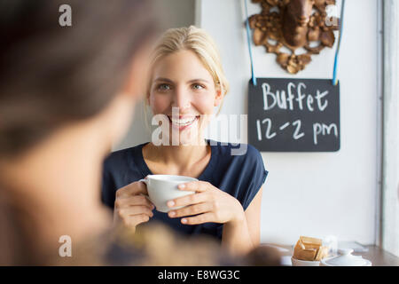 Frauen, die zusammen Kaffee im café Stockfoto