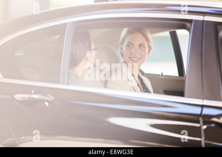 Unternehmerinnen im Gespräch auf dem Auto Rücksitz Stockfoto