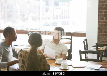 Geschäftsleute sprechen bei Treffen im café Stockfoto