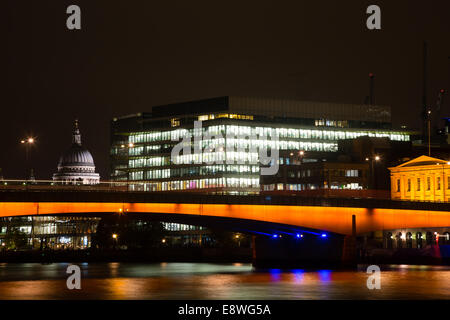 London, UK. 14. Oktober 2014. London Bridge bei Nacht, mit St. Paul im Hintergrund. Bildnachweis: Dave Stevenson/Alamy Live-Nachrichten Stockfoto