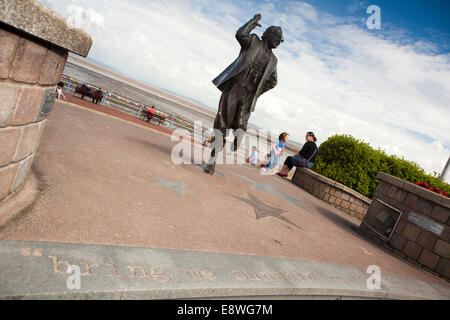 Großbritannien, England, Lancashire, Morecambe, Strandpromenade Eric Morecambe Statue Stockfoto