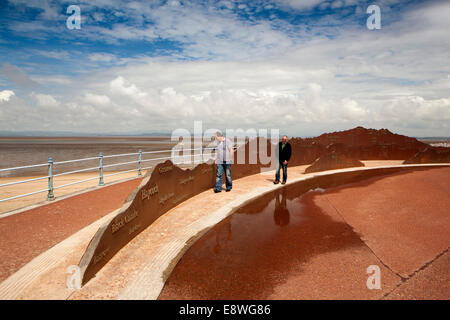 Großbritannien, England, Lancashire, Morecambe, Promenade, Besucher auf der Panorama-Sicht in Richtung Lake District Stockfoto