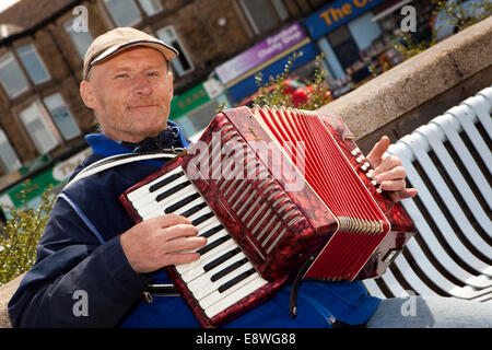 Großbritannien, England, Lancashire, Morecambe, Promenade, Straßenmusikant spielt Piano Akkordeon Stockfoto