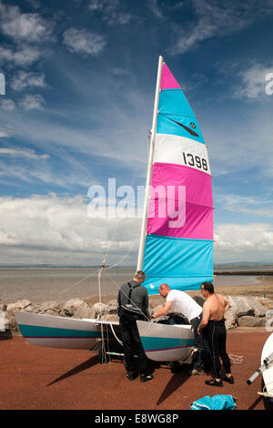 Großbritannien, England, Lancashire, Morecambe, Vorbereitung in Morecambe Bay Segeln Katamaran Stockfoto
