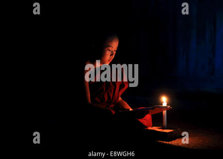 Eine burmesische buddhistischer Novize im inneren Beten in einer der vielen Pagoden in Bagan, Myanmar. Stockfoto