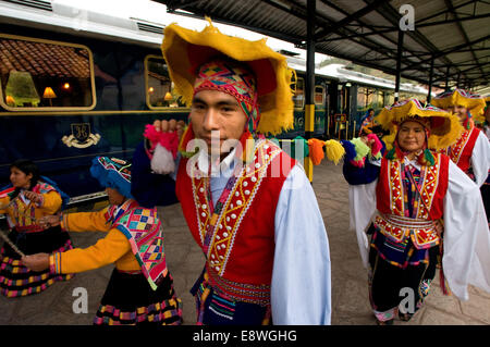 Peru Luxuszug von Cuzco nach Machu Picchu. Orient Express. Belmond. Musiker und Tänzer in traditionellen Kostümen aufhellen Stockfoto