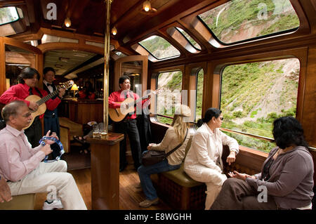 Peru Luxuszug von Cuzco nach Machu Picchu. Orient Express. Belmond. Beobachtung Auto unterhalten von Musikern und Tänzern in t Stockfoto