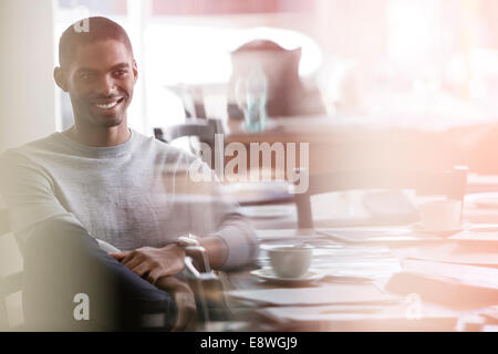 Mann sitzt im café Stockfoto