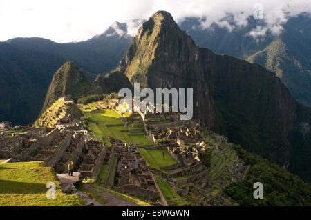 Blick auf Machu Picchu Landschaft. Machu Picchu ist eine Stadt, die hoch in den Anden in modernen Peru. Es liegt 43 Meilen Stockfoto