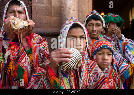 Die Bergbevölkerung gekleidet in traditionellen Kostümen an der Tür der Kirche von Pisac Sonntag Markttag. Pisac. Heiliges Tal. Stockfoto