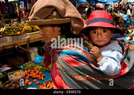 Eine Mutter und ihr Sohn gekleidet in traditioneller Tracht in Pisac Sonntag Markttag. Pisac. Heiliges Tal. Pisac oder Pisaq in Quech Stockfoto
