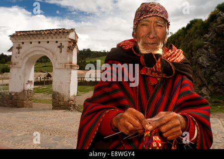 Ein Handwerker webt einen Hut auf den Straßen von Chinchero im Heiligen Tal in der Nähe von Cuzco. Chinchero ist ein kleines Indianerdorf der Anden Stockfoto