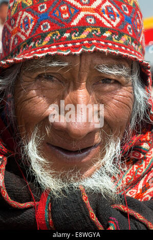 Ein Handwerker traditionell gekleidet in den Straßen von Chinchero im Heiligen Tal in der Nähe von Cuzco. Chinchero ist eine kleine Anden-Indianer Stockfoto