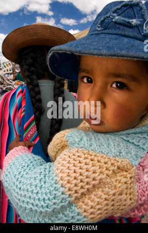 Eine Frau mit ihrem kleinen Sohn in La Raya, die mit dem höchsten Punkt der Strecke, 4313 Meter zusammenfällt. Die Andean Explorer Stockfoto