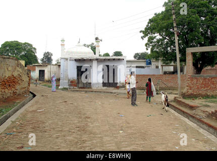 Sarawa, Indien. 11. September, 2014. Einheimischen stehen vor einer Moschee im Dorf Sarawa, Indien, 11. September 2014. Im Dorf sagt eine junge Hindu-Frau, dass sie das Opfer des sogenannten Liebe Jihad war. In einer Kampagne behaupten radikalen Hindus, dass viele Muslime in Indien verführen, zu heiraten und Hindu-Frauen zum Islam konvertieren zu erzwingen. Dies ist ein Weg, um die Zahl der Muslime zu erhöhen, bis sie eine Mehrheit in Indien sind. Mit diesen Behauptungen radikalen Hindus schüren Hass und die religiöse Gemeinschaft auseinander zu fahren. © Dpa/Alamy Live-Nachrichten Stockfoto