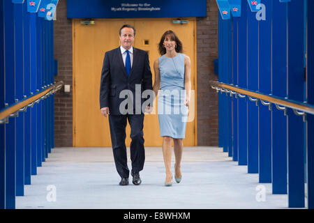 David Cameron, Premierminister des Vereinigten Königreichs mit seiner Frau Samantha in der konservativen Partei Autumn Conference, Birmingham, UK Stockfoto