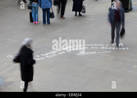 Edinburgh, Schottland. 14. Oktober 2014. Zitate von Sir Walter Scotts erster Roman schrieb "Waverley" nahe Waverley Station in Edinburgh, der Bahnhof wurde als nach dem Buch. Die Kampagne feiert 10-jähriges Jubiläum der Stadt als weltweit erste UNESCO City of Literature. 14. Oktober 2014. Bildnachweis: GARY DOAK/Alamy Live-Nachrichten Stockfoto