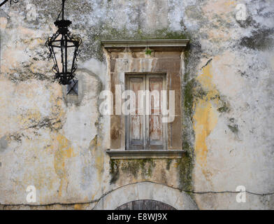 Alte Lampe und Fenster, Rodi, Gargano, Apulien, Italien Stockfoto