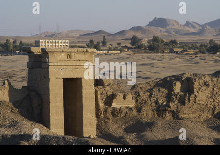 Ägyptische Kunst. Dendera. Tempel der Hathor. Schlamm Wandabschnitt rund um den Dendera Tempel-Komplex. Stockfoto