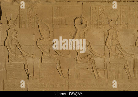 Ägyptische Kunst. Dendera. Tempel der Hathor. Gottheit sitzen. Relief. Stockfoto